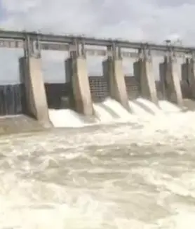 Manjeera Dam in danger.. Flooding over the gates