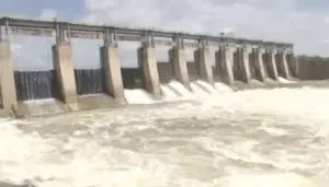 Manjeera Dam in danger.. Flooding over the gates
