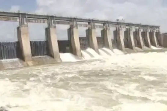 Manjeera Dam in danger.. Flooding over the gates