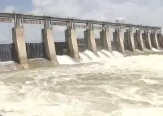 Manjeera Dam in danger.. Flooding over the gates