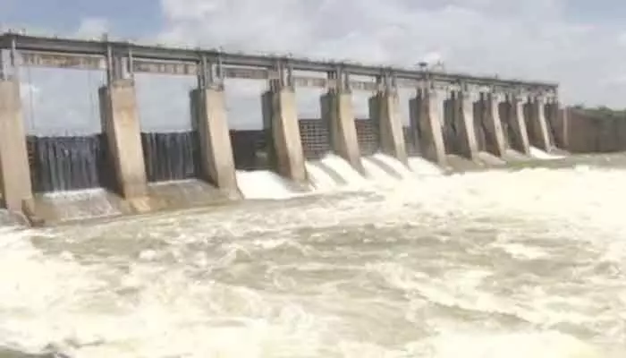 Manjeera Dam in danger.. Flooding over the gates
