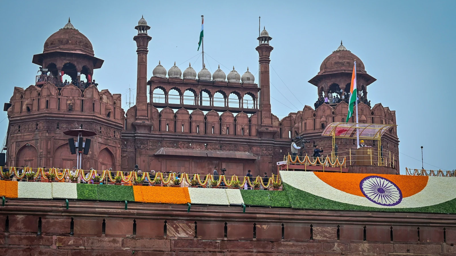 Prime Minister Modi hoisted the tricolor flag at the Red Fort in the national capital, Delhi.
