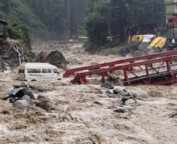 Natural disaster in Uttarakhand.. 2500 tourists stranded in Mussoorie
