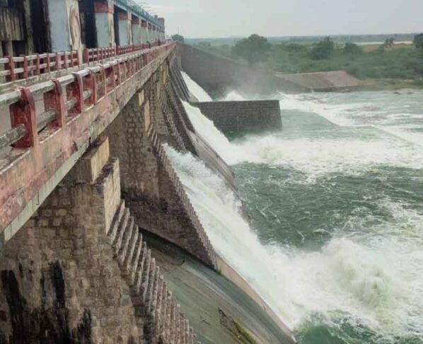 Musi River becomes violent.. Seven gates lifted, water released