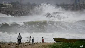 Cyclone Montha hits Telangana.. Red alert issued for these 3 districts..