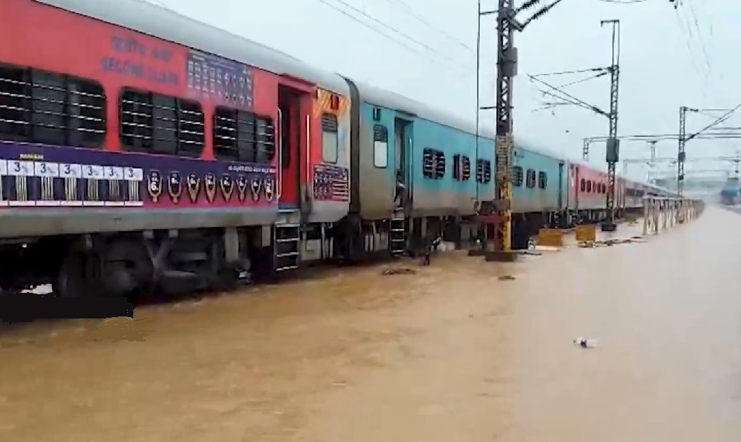 Cyclone Montha effect.. Heavy flood reaches Dornakal railway track..