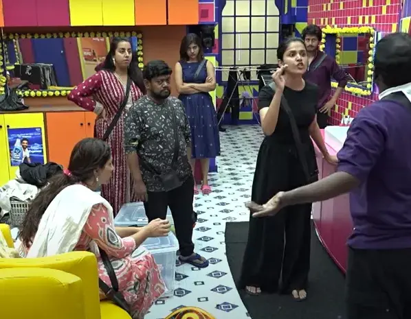 There is a commotion in the Bigg Boss house.. a fight between Tanuja and Emmanuel.